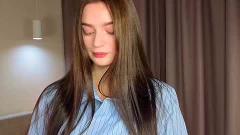 Hi im Monica its my 1st day here online show from October 2025 05:41:02 AM