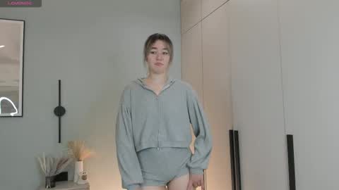 Mia online show from November 2025 09:20:02 AM