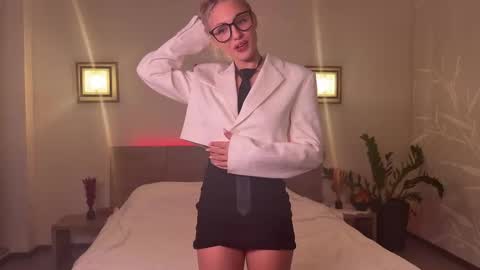 Roselyn  online show from November 2025 03:33:02 PM