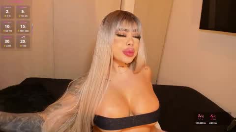 Snapshot of rouse_hallberg_ chatting on December 2025 12:07:01 AM DREAM online show from December 2025 12:07:01 AM