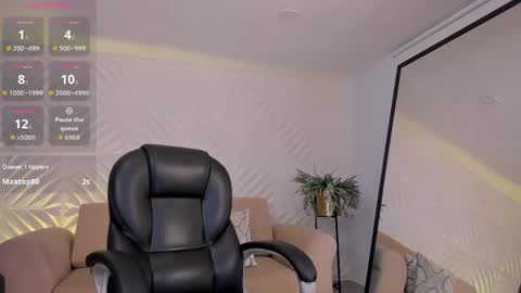 Snapshot of roxannehill_ chatting on May 2026 12:23:01 PM Roxanne Hill online show from May 2026 12:23:01 PM