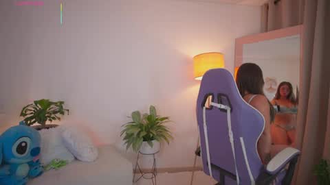 Snapshot of roxie_gates chatting on May 2026 02:49:01 AM R O X I E online show from May 2026 02:49:01 AM