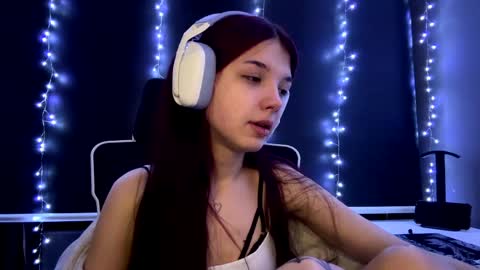 Snapshot of roxiepiurkowski chatting on May 2026 03:16:01 PM Hana online show from May 2026 03:16:01 PM