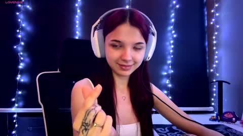Snapshot of roxiepiurkowski chatting on May 2026 04:37:01 PM Hana online show from May 2026 04:37:01 PM