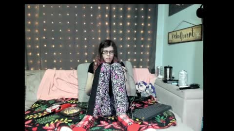 roxihazeleyes online show from January 2025 08:33:01 PM