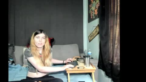 roxihazeleyes online show from March 2026 02:17:01 PM