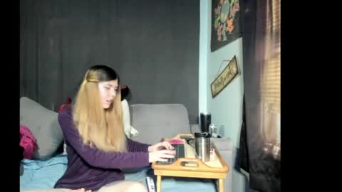 roxihazeleyes online show from April 2026 06:16:02 PM