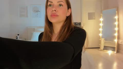 Snapshot of roxy_wet chatting on April 2026 05:30:01 PM Roxy follow me online show from April 2026 05:30:01 PM