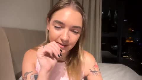 Snapshot of roxysweetdream chatting on May 2026 02:22:02 PM Roxy online show from May 2026 02:22:02 PM