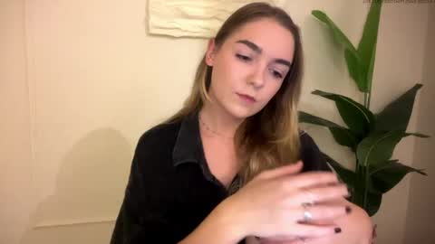 Snapshot of roxysweetdream chatting on May 2026 12:12:02 PM Roxy online show from May 2026 12:12:02 PM