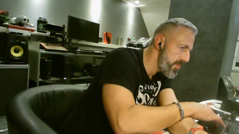 Snapshot of ruffi77 chatting on January 2025 02:37:01 PM Chico que rico Caliente online show from January 2025 02:37:01 PM