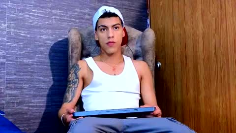 Snapshot of russell_adams_ chatting on February 2025 12:20:02 AM R U S S E L L online show from February 2025 12:20:02 AM