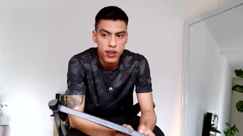 Snapshot of russell_adams_ chatting on October 2025 09:14:01 PM R U S S E L L online show from October 2025 09:14:01 PM