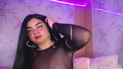 saaraaah_ online show from November 2025 06:38:02 AM