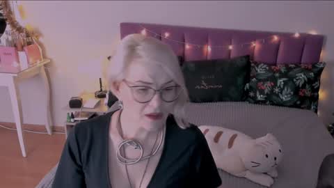 Sabrina MacMarren online show from December 2024 01:17:01 PM