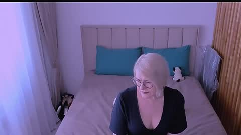 Sabrina MacMarren online show from April 2026 02:01:02 PM