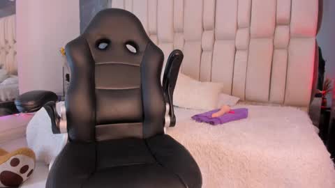 samarafernandez online show from February 2025 05:40:02 PM