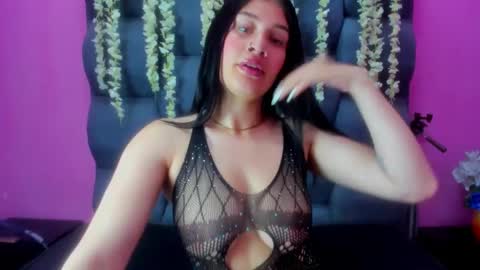 samarhamiller_ online show from October 2025 02:04:01 PM