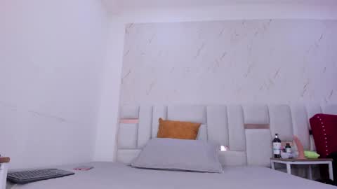 sara_sm1th_ online show from May 2026 11:40:01 AM