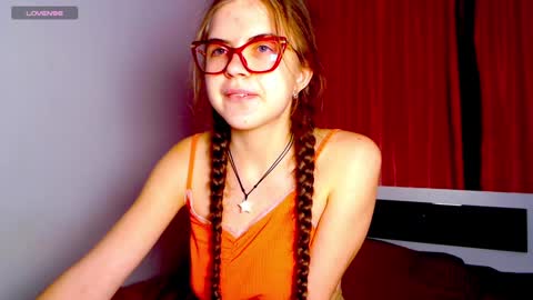 Snapshot of sarah_hs chatting on December 2024 03:44:02 PM Sarah online show from December 2024 03:44:02 PM