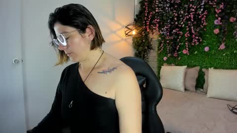 Sarah Deyvis online show from December 2025 01:27:01 PM