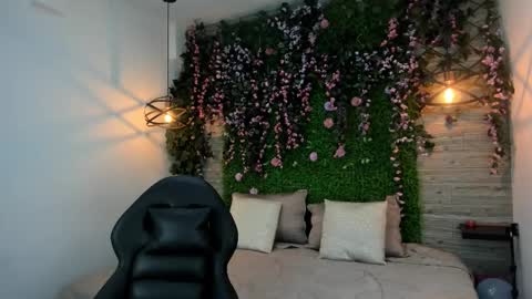 Sarah Deyvis online show from December 2025 01:28:02 PM