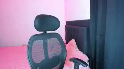 Snapshot of sarapiink chatting on December 2025 05:57:01 AM Sara online show from December 2025 05:57:01 AM