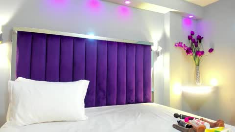 Sara   online show from October 2025 10:43:02 PM