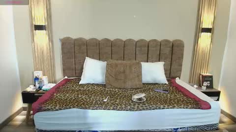 S A S H A R O S E online show from September 2025 12:07:01 PM