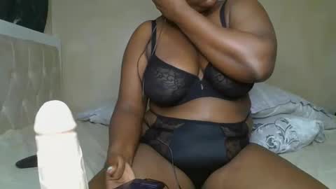 sassie_bee online show from December 2024 11:18:01 PM