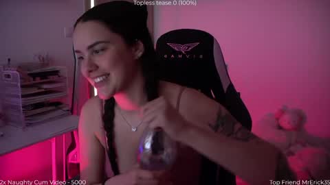 Snapshot of savvage_play chatting on May 2026 10:53:02 AM Naomi online show from May 2026 10:53:02 AM