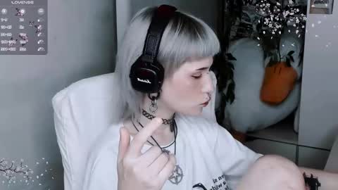 pronoun she. name Mary. age 21. online show from November 2025 05:56:01 PM