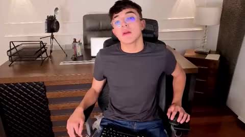 Sayron online show from November 2025 08:19:02 PM