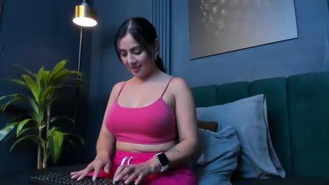 Scarlet Edwars online show from November 2025 04:39:01 PM