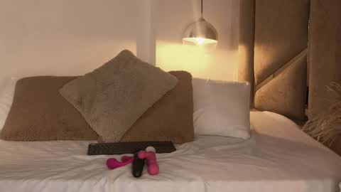 Snapshot of scarleth_lux_ chatting on May 2026 01:44:02 AM Scarleth online show from May 2026 01:44:02 AM