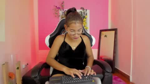 Snapshot of scarlett_lune chatting on May 2026 08:18:01 PM scarlett_lune online show from May 2026 08:18:01 PM