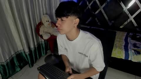 Snapshot of sebas_pretty7 chatting on December 2025 12:32:01 PM sebas_pretty7 online show from December 2025 12:32:01 PM