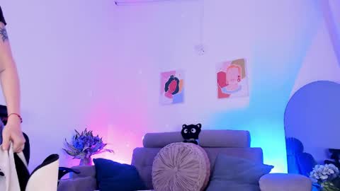     .  INDEPENDENT MODEL online show from April 2026 03:50:01 AM