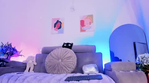     .  INDEPENDENT MODEL online show from April 2026 05:03:01 AM