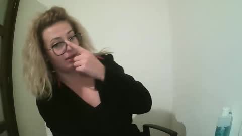 Snapshot of selenna_emma843468 chatting on September 2025 05:18:01 PM Selenna online show from September 2025 05:18:01 PM