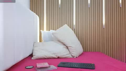 Sensual Kim77 online show from March 2026 12:44:01 PM