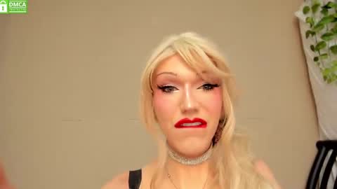 Mia online show from October 2025 01:06:02 AM