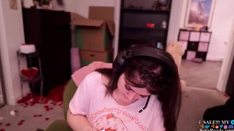 Snapshot of serareads chatting on February 2025 07:33:02 AM SeraReads online show from February 2025 07:33:02 AM