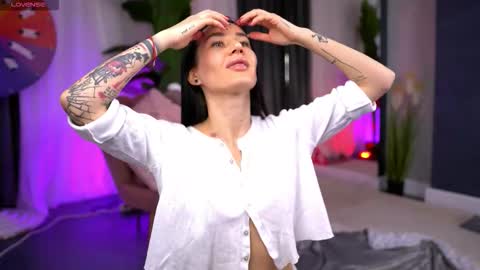 Snapshot of serenavelour chatting on October 2025 10:05:02 AM Serena online show from October 2025 10:05:02 AM