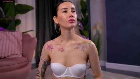 Snapshot of serenavelour chatting on November 2025 11:00:02 AM Serena online show from November 2025 11:00:02 AM