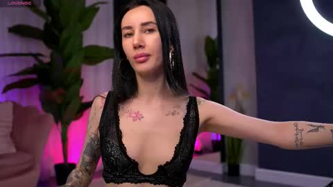 Snapshot of serenavelour chatting on November 2025 10:43:02 AM Serena online show from November 2025 10:43:02 AM