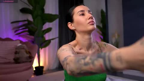 Snapshot of serenavelour chatting on November 2025 11:10:03 AM Serena online show from November 2025 11:10:03 AM