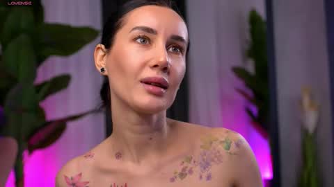 Snapshot of serenavelour chatting on November 2025 11:09:01 AM Serena online show from November 2025 11:09:01 AM