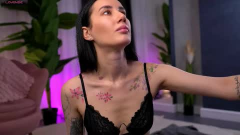 Snapshot of serenavelour chatting on November 2025 11:11:01 AM Serena online show from November 2025 11:11:01 AM