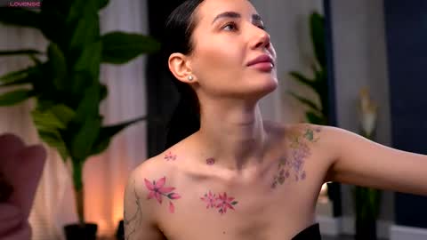 Snapshot of serenavelour chatting on November 2025 11:01:02 AM Serena online show from November 2025 11:01:02 AM